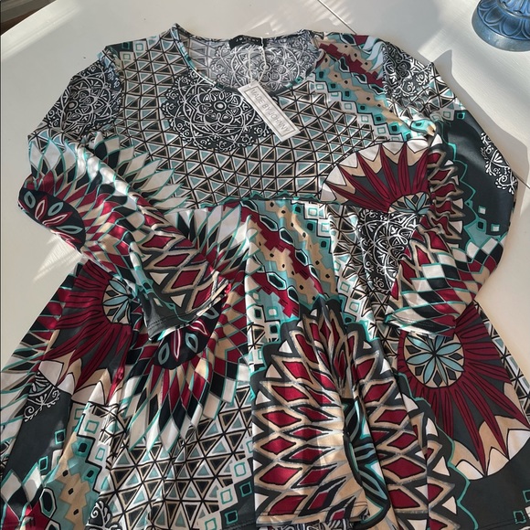 MadebyJohnny Tops - Women’s tunic top.